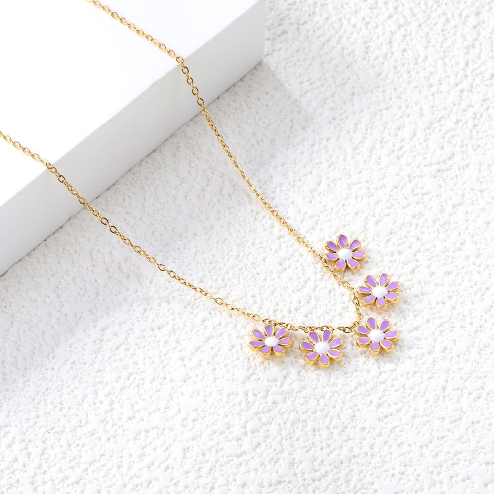18K Gold Plated Stainless Steel Daisy Flower Necklace - Picture 5 of 5